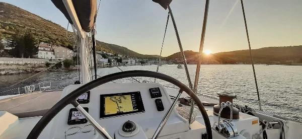 Red Twin I Lagoon 450 F - Q-Yacht preview